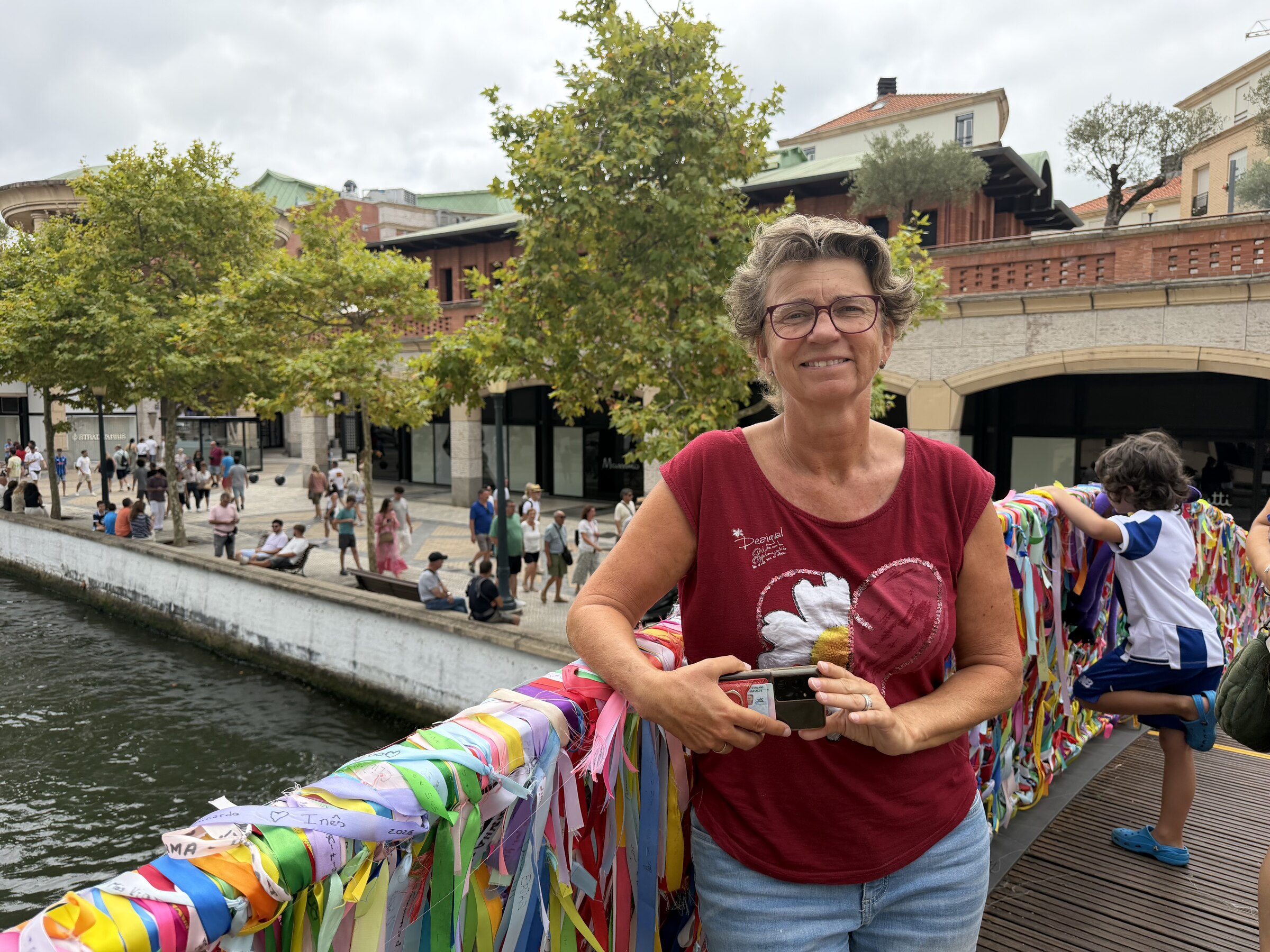 Kerstin auf der bänder-geschmückten Laços de Amizade Freundschaftsbrücke in Aveiro